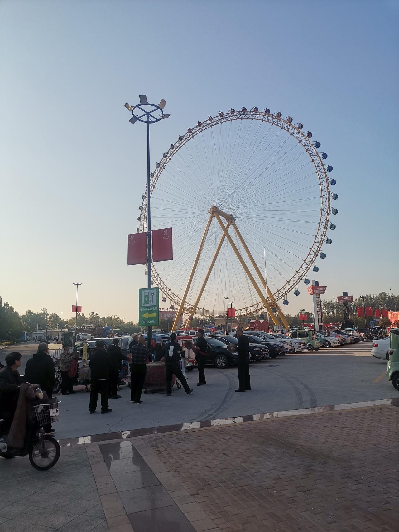 号称德州之星的摩天轮，由于国庆长假开业的时候恰逢秋雨连绵，一直没有出现预想的火爆