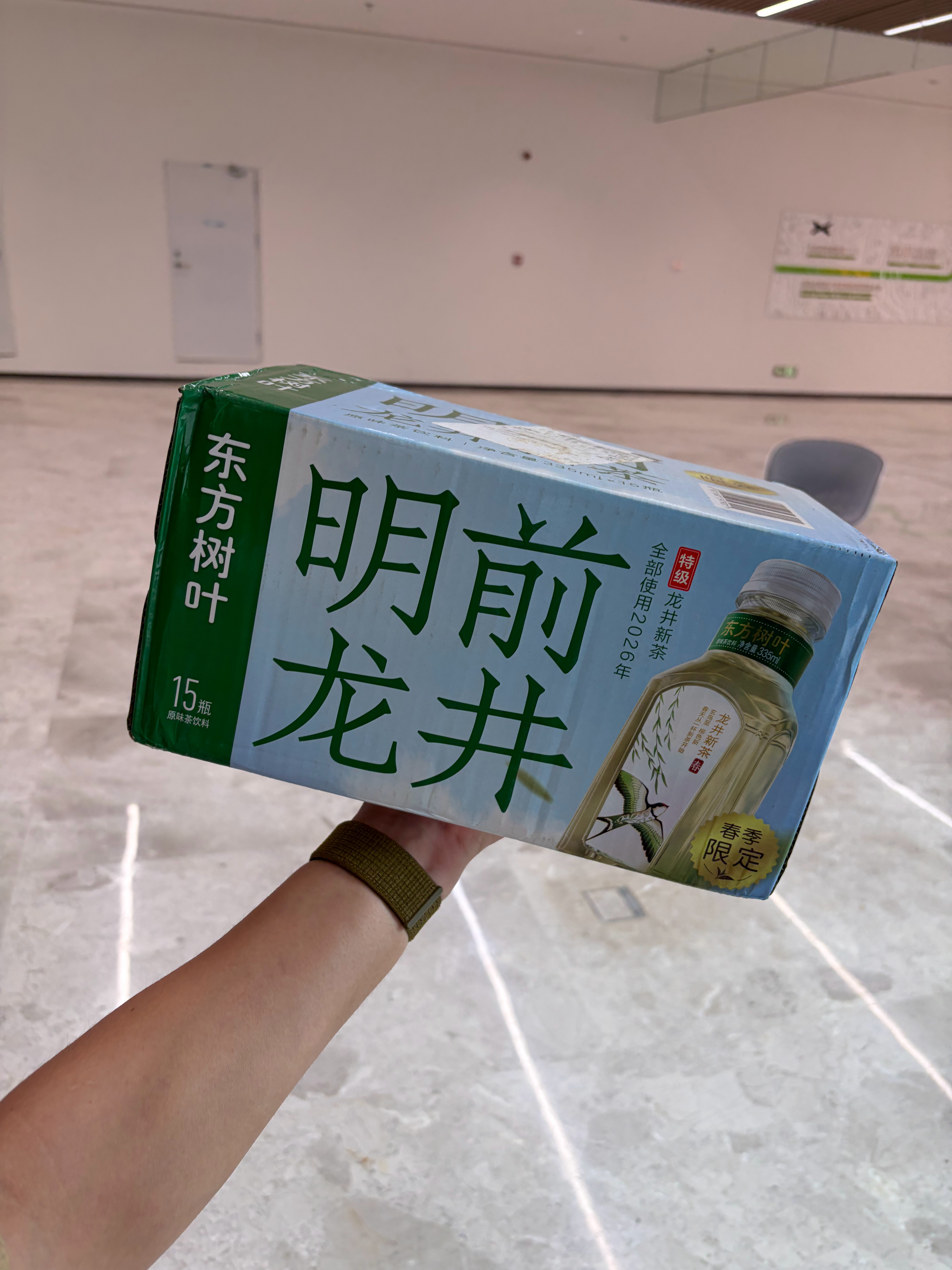 听说最近这个明前龙井很火，黄牛炒得贼拉贵，整了一箱尝尝咸淡