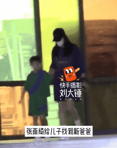 #张雨绮与新男友带孩子看病# 有八卦媒体拍到张雨绮与新男友带孩子出门看病，儿子遗