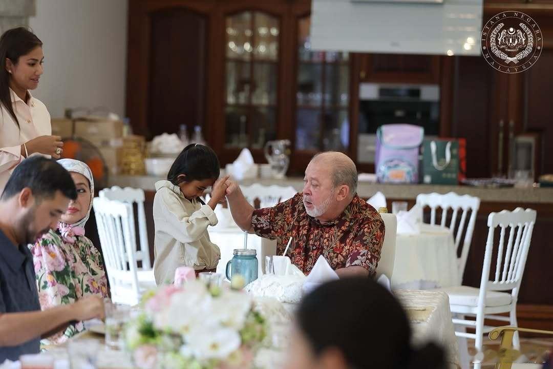 马来西亚王室🇲🇾 8月14日，马来西亚王后扎丽思.索菲亚66岁生日快乐。[蛋