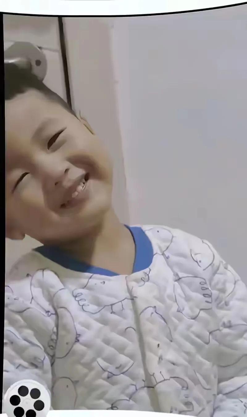 网友们谁有黄梓澈妈妈的联系方式啊？我想给她点儿钱，帮她打官司，还有把我们签的请愿