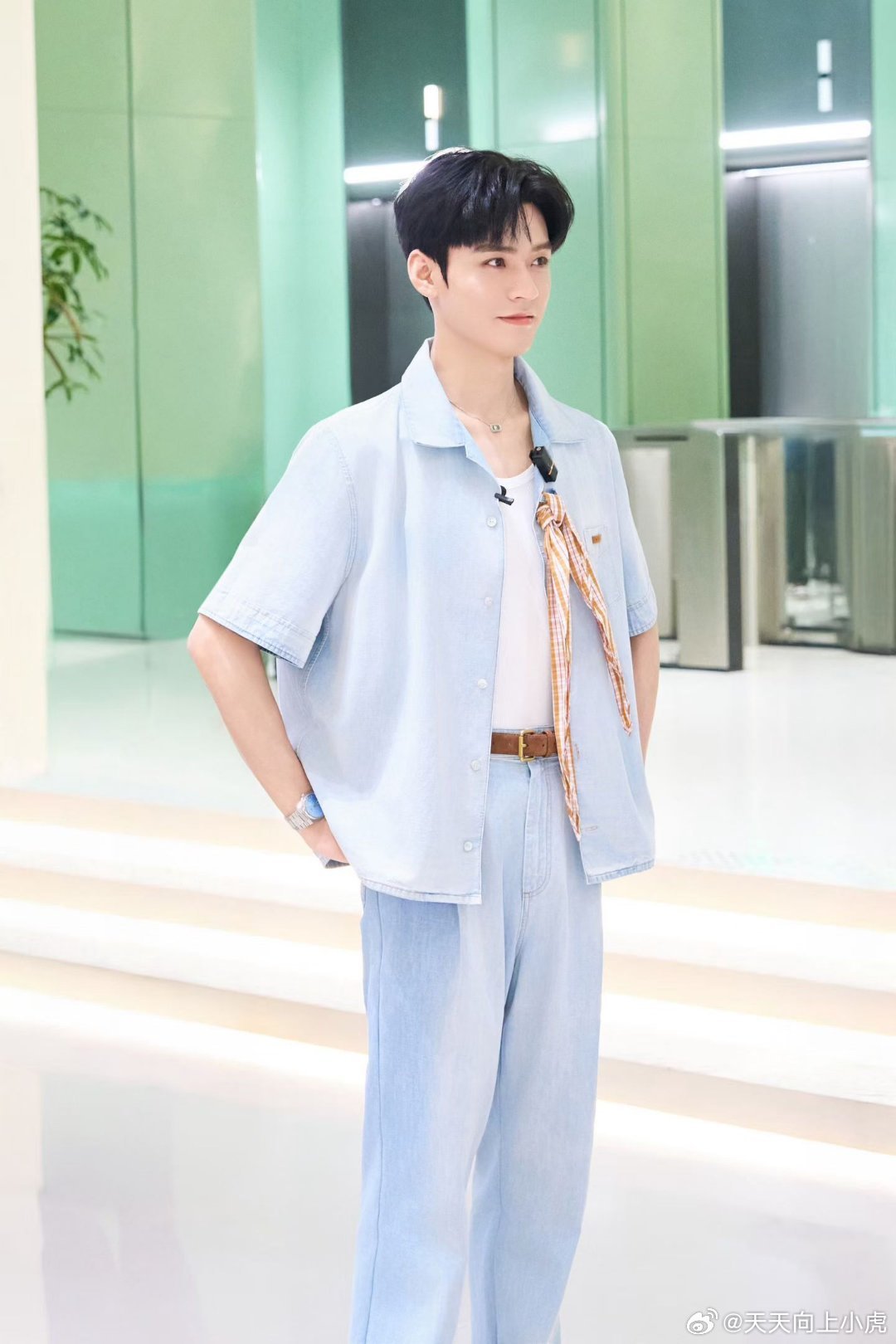 龚俊 真果粒品牌代言人  热忱赴约✨解锁惊喜相遇  蒙牛扫楼🥂共享轻松瞬间  