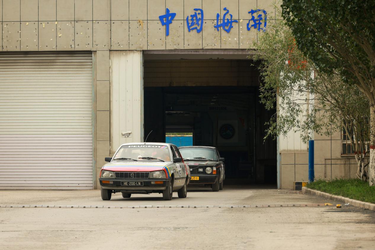 从巴黎开到北京，标致、雪铁龙老爷车抵达喀什！
8月10日，新疆喀什迎来一支特殊的