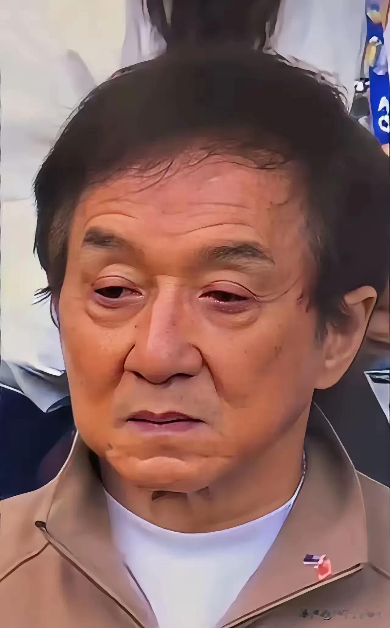没想到70岁的成龙竟然老成了这样，整张脸都变了形。
记得前几年他还很精神抖擞的，