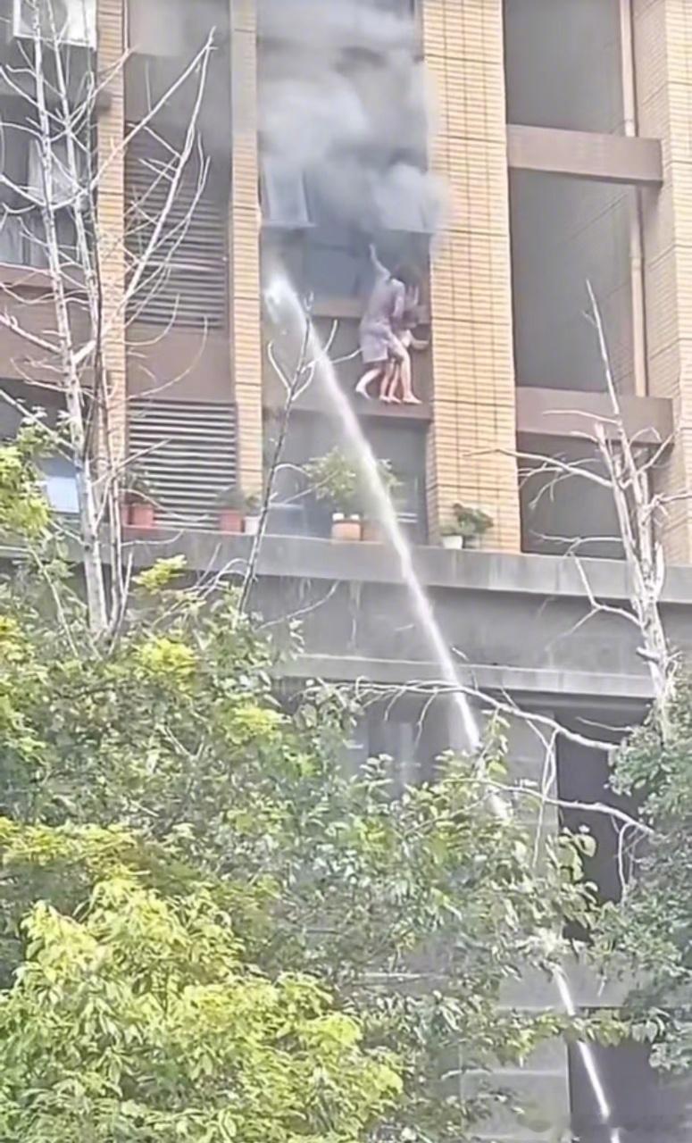 连云港火灾坠楼女童身亡 母亲还在ICU 