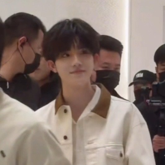 苏新皓奶油系男孩苏新皓PRADA北京站台造型也太绝了吧！温柔奶油系少年撞上春日氛