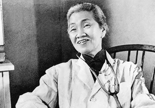 1964 年，一位被诊断重症的孕妇即将推进手术室，林巧稚匆匆赶来拦住医生，笃定地