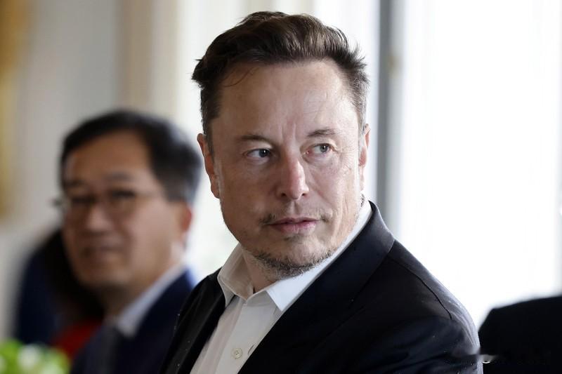他把2018年薪酬方案里剩下的那些期权，全给行使了。3.04亿份，行权价每股23