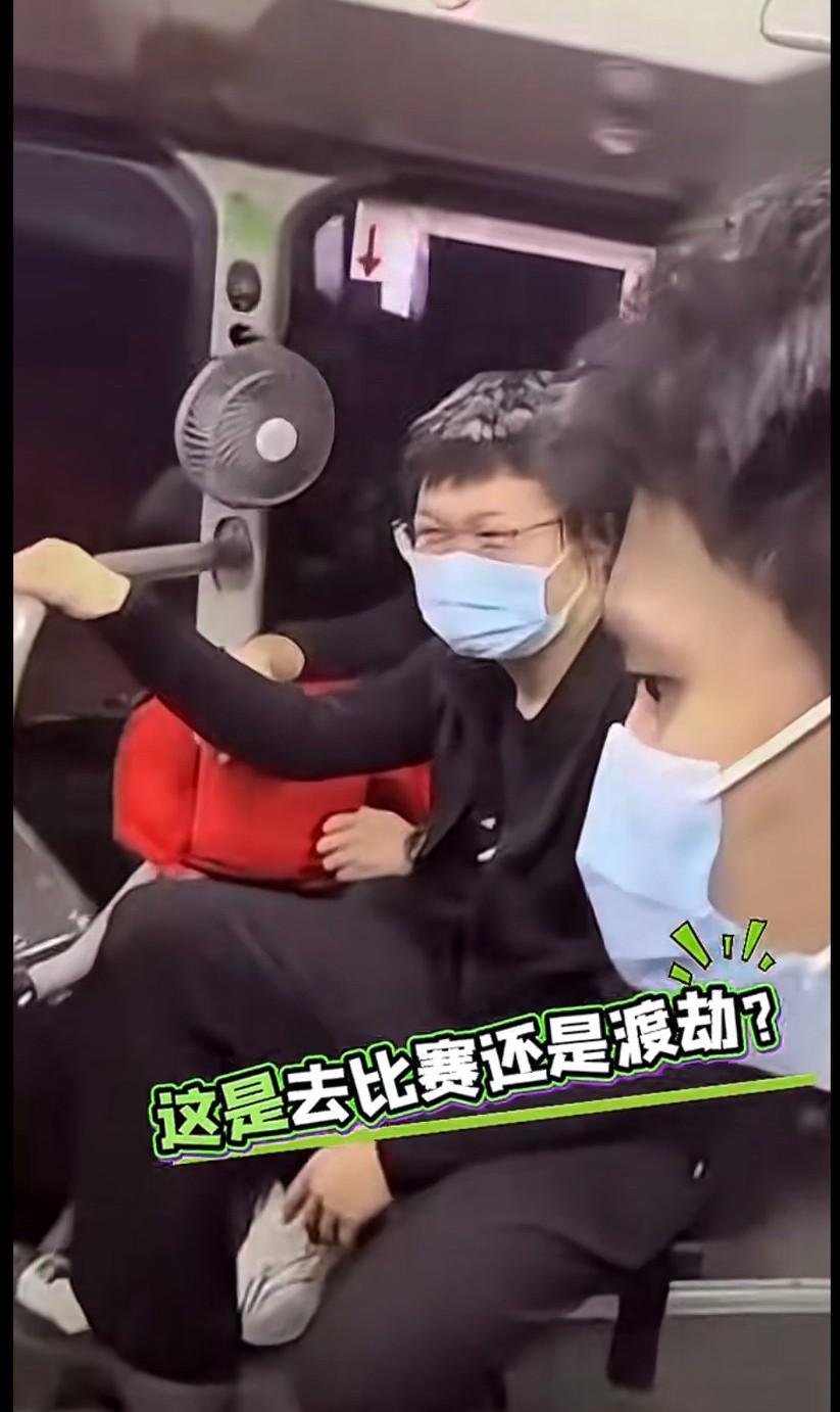 为什么没有接送大巴车？谁能保障运动员的安全？这罪糟的，大胖是不是生来就没坐过公交