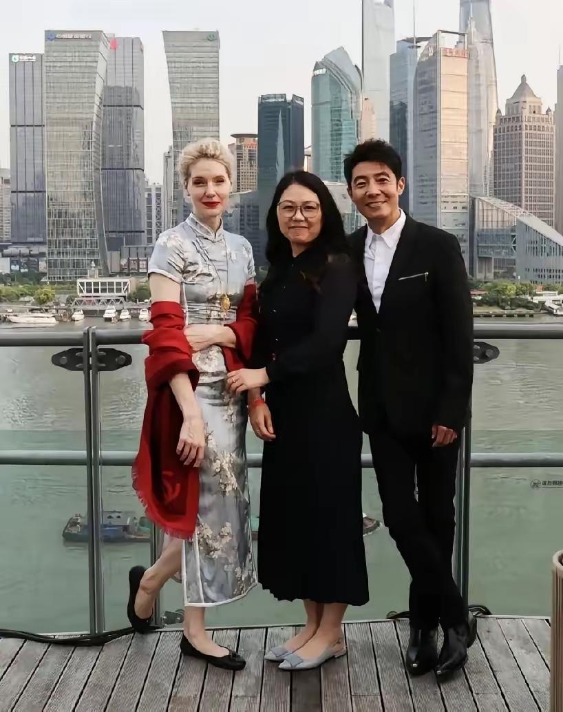 小撒夫妇和朋友在上海三人合影，小撒妻子李白穿旗袍还真的漂亮，个人高挑，真正白富美