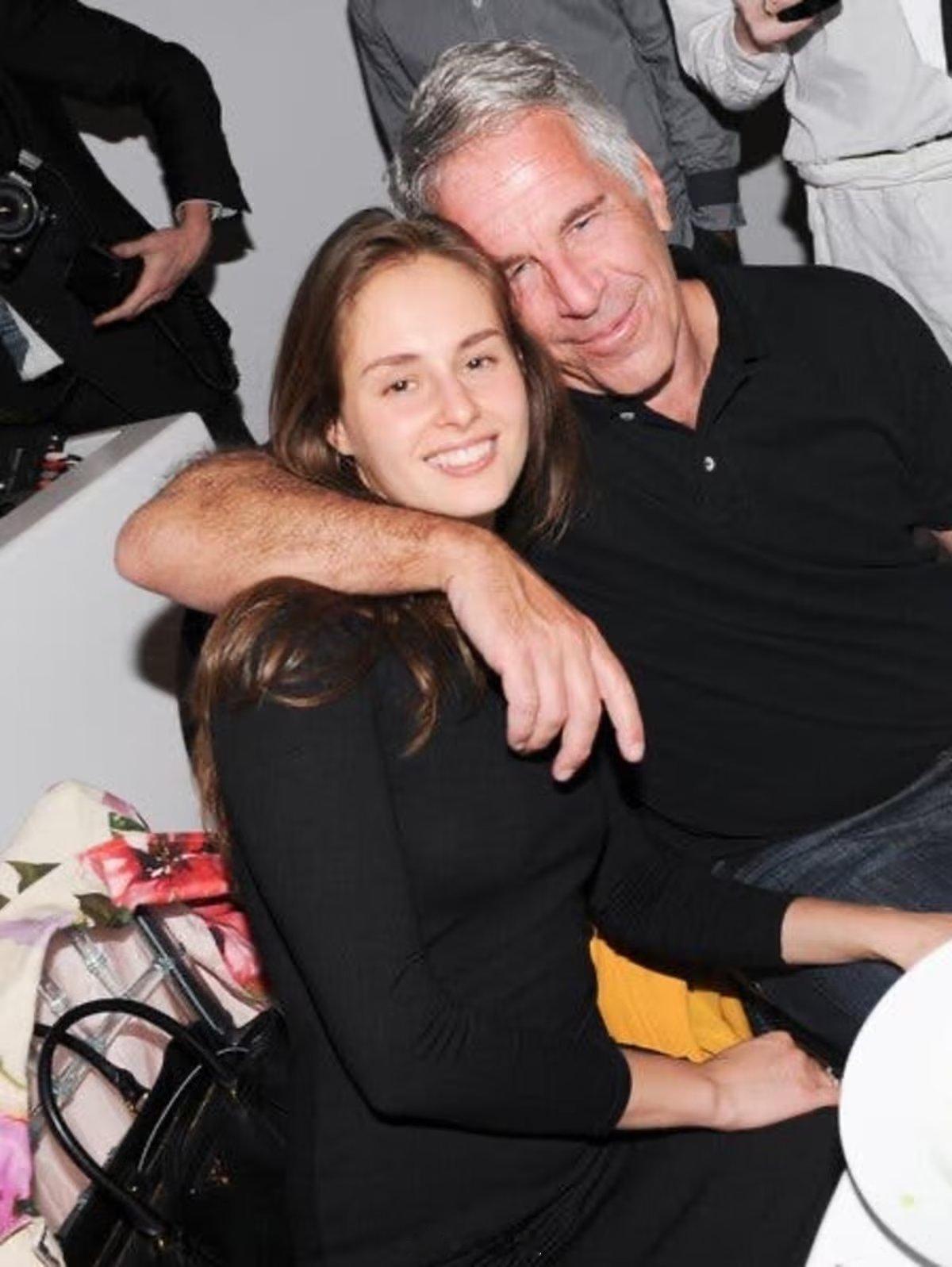 爱泼斯坦在去世前两天签署了一份信托协议他给他的白俄罗斯情人卡里娜·舒利亚克留下了