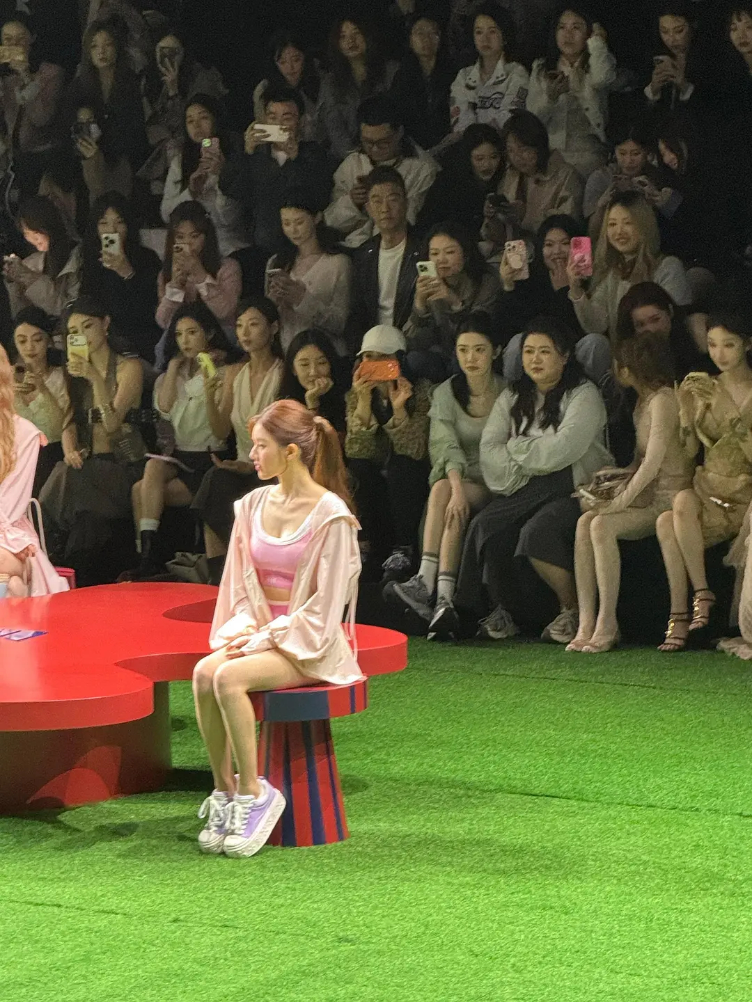 赵露思这个脚居然够不到地吗 