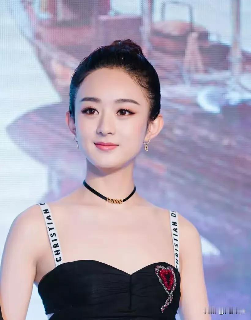 红衣美人，笑靥如花。