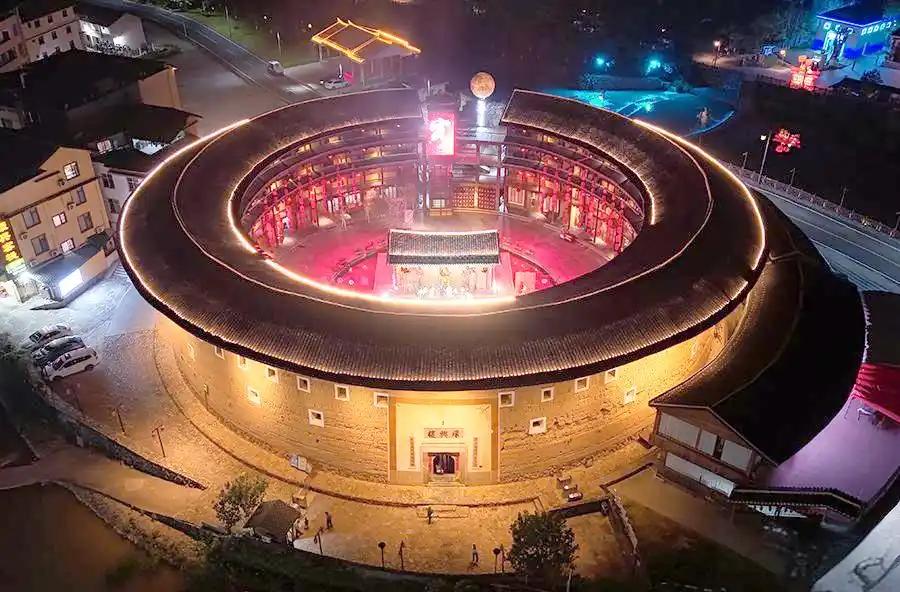 福建土楼历史价值丰富
        土楼承载深厚家族文化，多为聚族而居，一座土