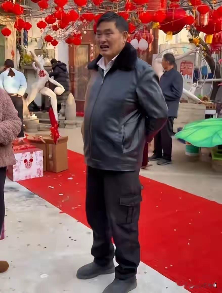 大衣哥真是有大智慧的人，大衣哥表示:“女儿在陪女婿送快递，不会接济他们，要让他们
