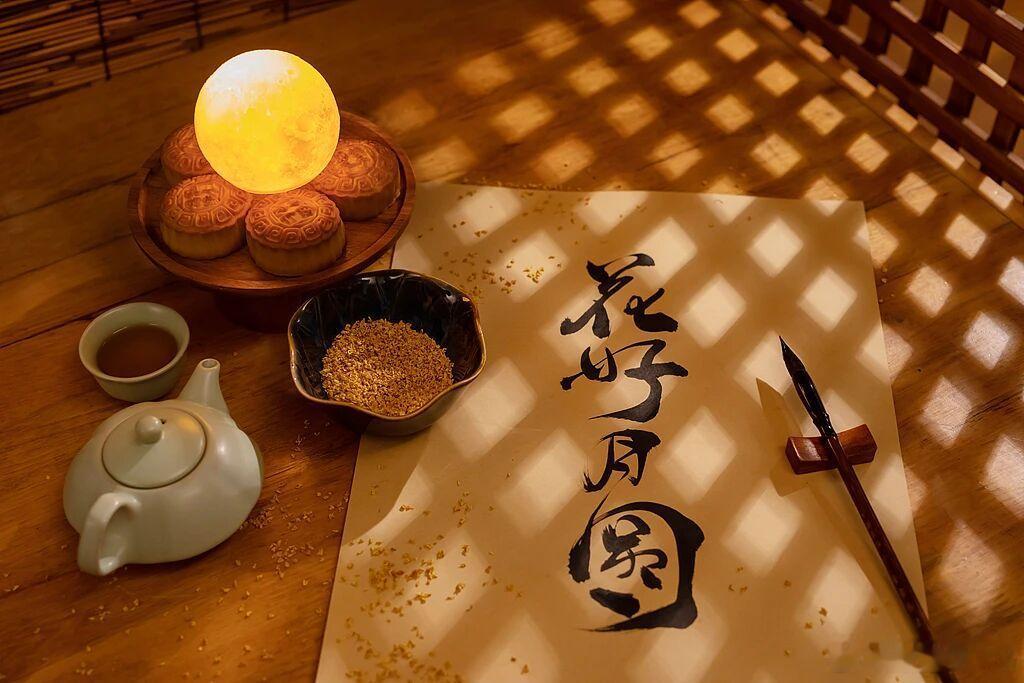 榕树下的旧账·默斋主人原创散文广州七月的日头，是实打实的灼人。空气闷得像扣在一口