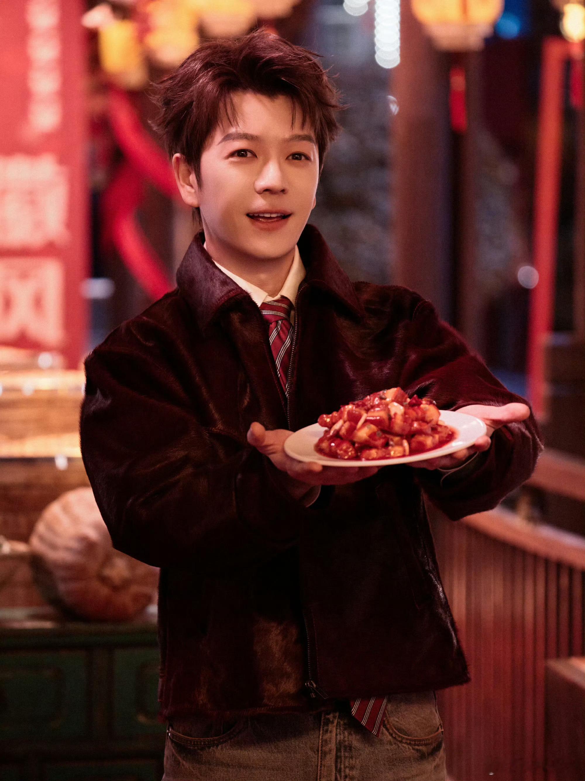 王栎鑫欠春晚的那盘菜补上了 上得春晚下得厨房，唱跳厨艺俱佳的全能王栎鑫，这盘菜看