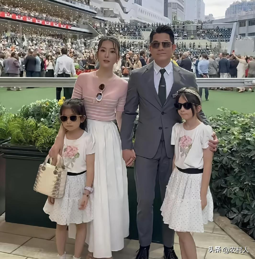 郭富城带着家人到场支持自家赛驹参赛，是香港名流、明星常出席的赛马社交场合，着装讲