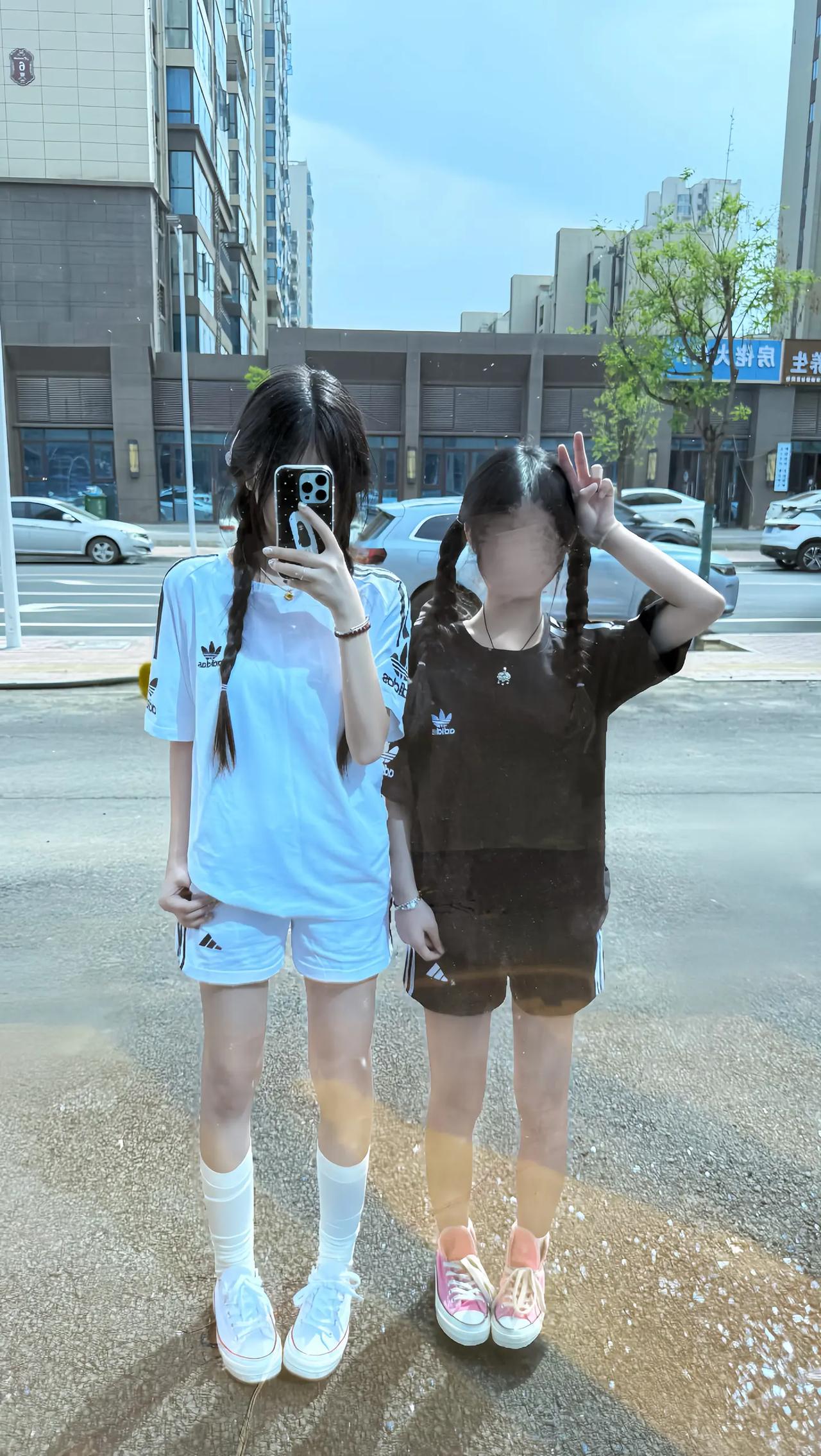 一直以为我是冷萌厌世脸  直到听见有人说我拍摆这个臭脸阿迪达斯