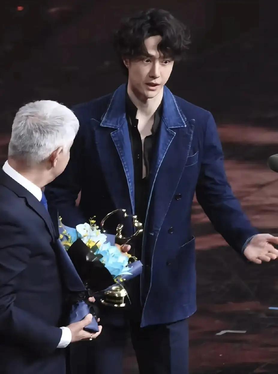 这也太无语了！
多亏了一博。
华纳老总上台领奖，人家准备了发言稿，主持人却没有眼
