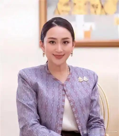 [微风]前脚刚用中文警告“背后下毒手”，后脚柬埔寨就打出一套组合拳。
话音未落，