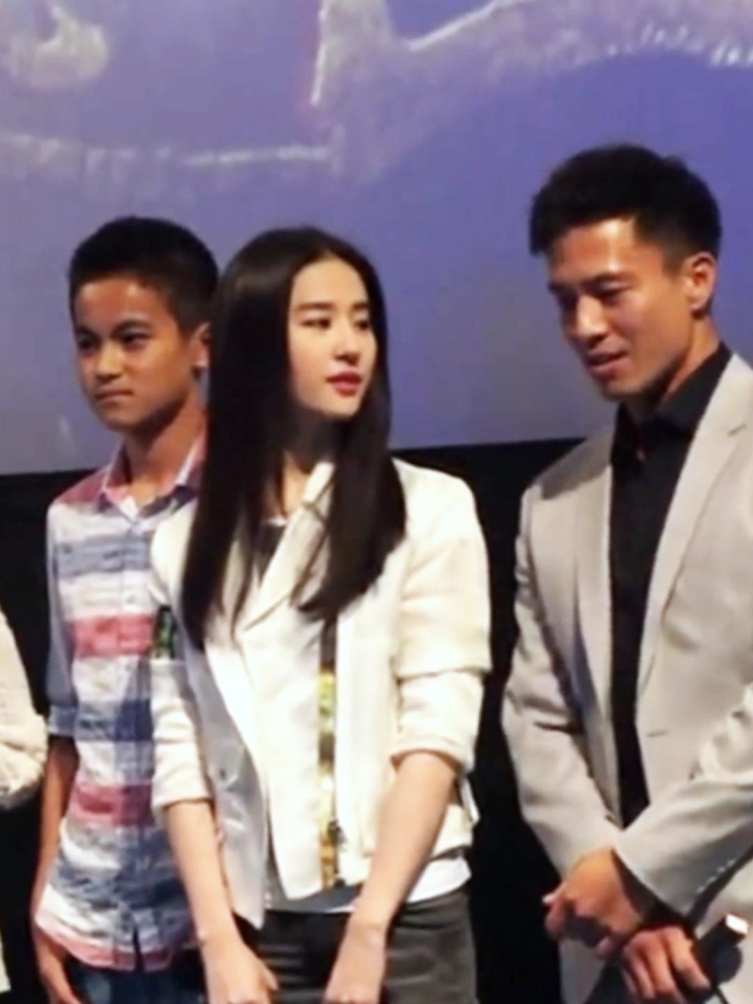 太过分了，
一个小伙子，
怎么可以帅成这样，
都说男生爱看美女，
其实美女更爱看