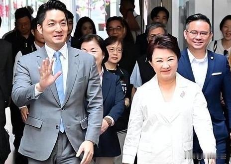 7月19日，蒋万安、谢国梁、张丽善三位蓝营县市首长专门跑到台中找卢秀燕开会，几个
