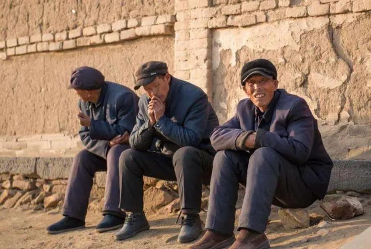 为什么我们普通人已经拼尽全力，依旧摆脱不了贫穷？
 
很多人一没钱就怪自己 “不