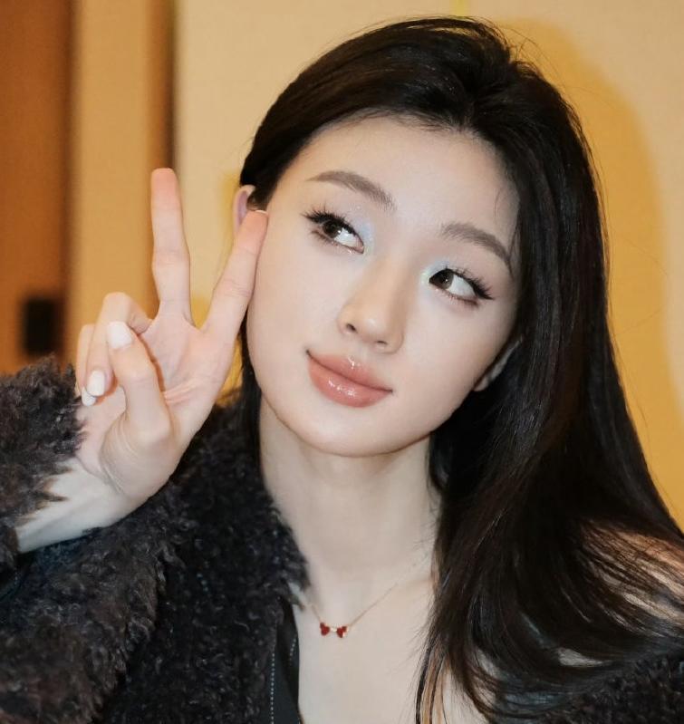 单依纯连遭版权风波 临时换歌再翻车 主办方操作又被质疑

四月一日这天，瓜又来，