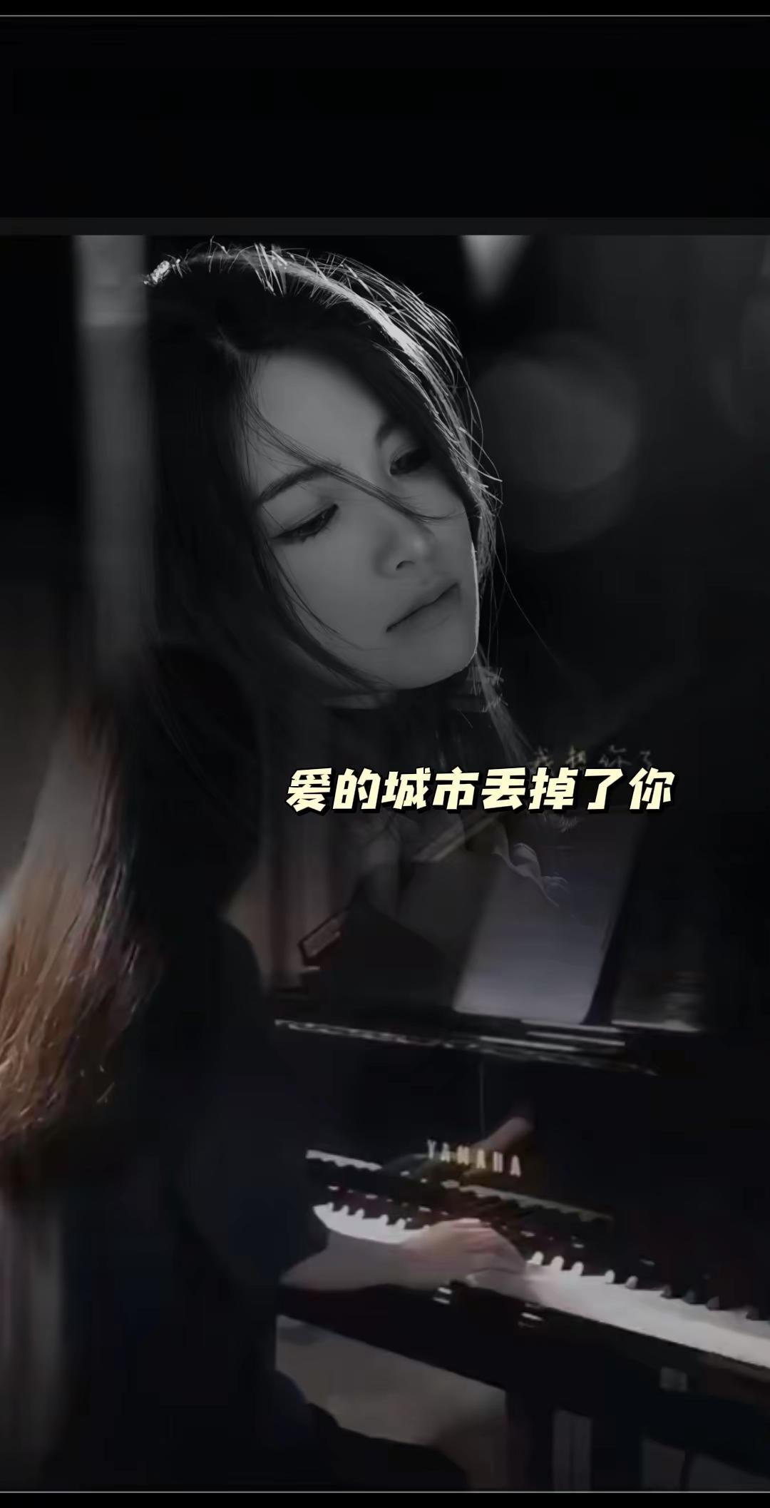 失去爱的城市。我们在城市中穿梭，以为能找到永恒的答案，却发现“失去”才是生活的常