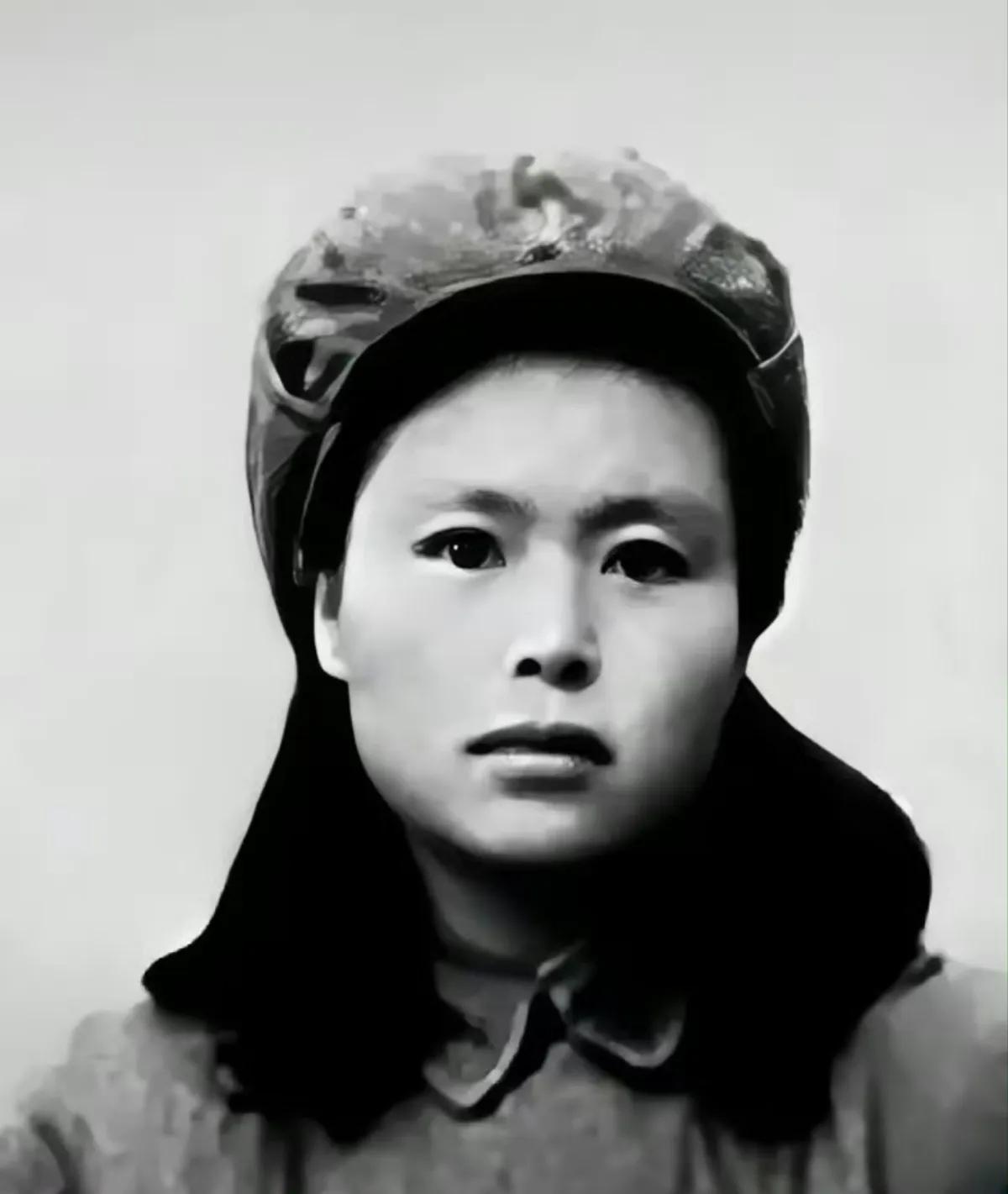 1945年，华北的天空总是灰蒙蒙的，像一块洗不干净的旧布。

22岁的贾秀林，长
