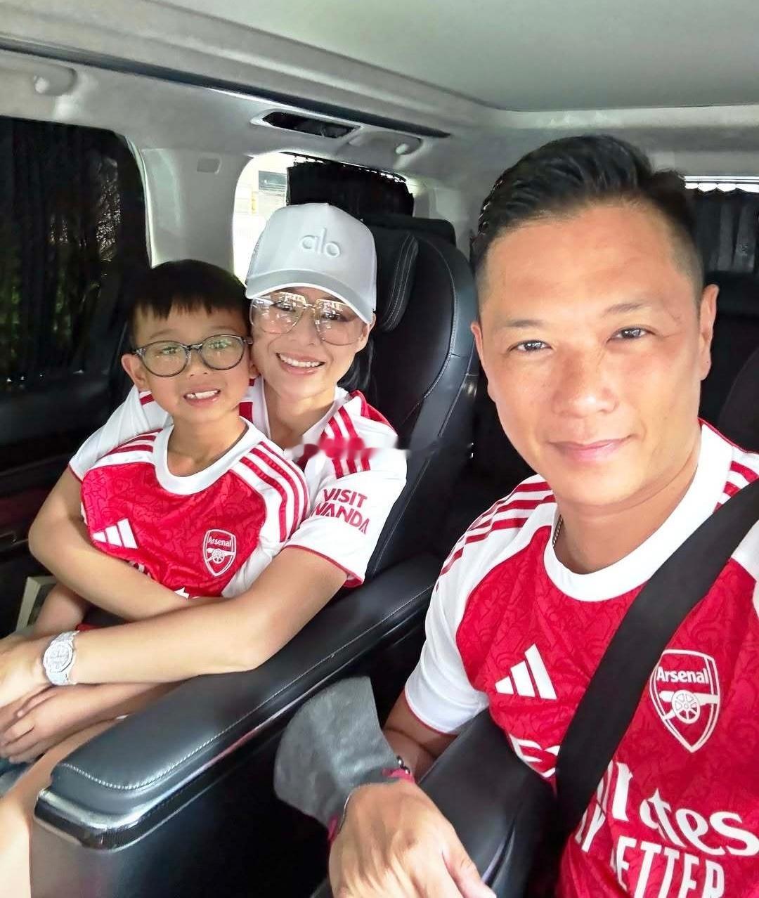 胡杏儿和老公带儿子看阿森纳香港足球赛 ​​​