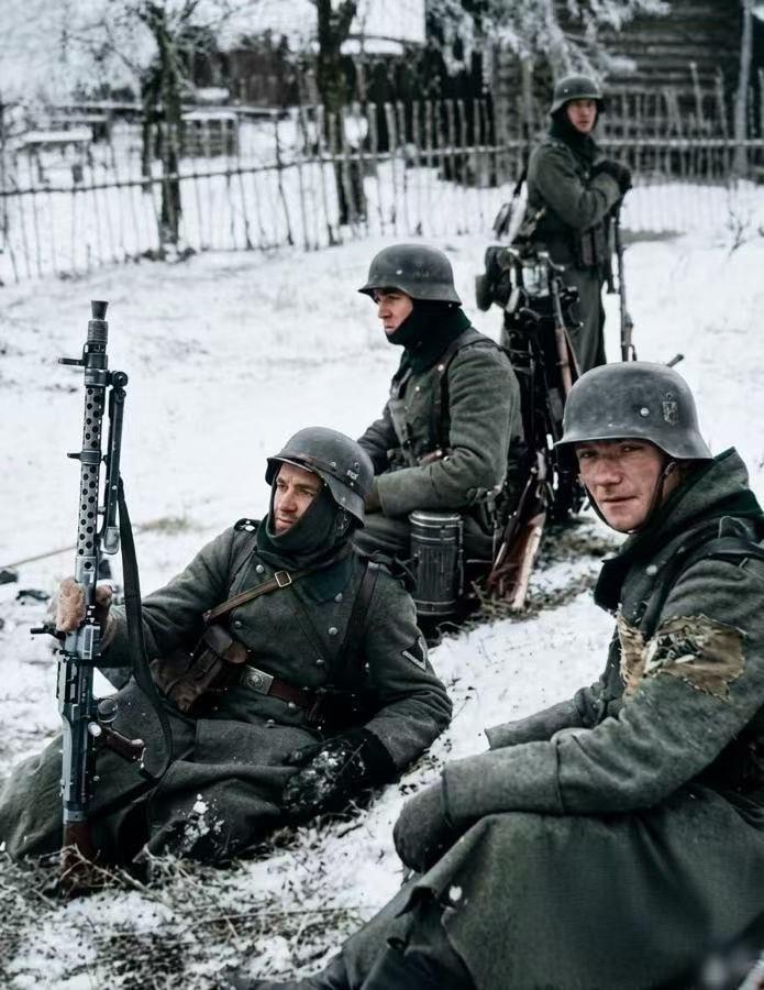 1942年，莫斯科战役期间，正在战斗间隙席地而坐的德军士兵。

镜头最近处那名德