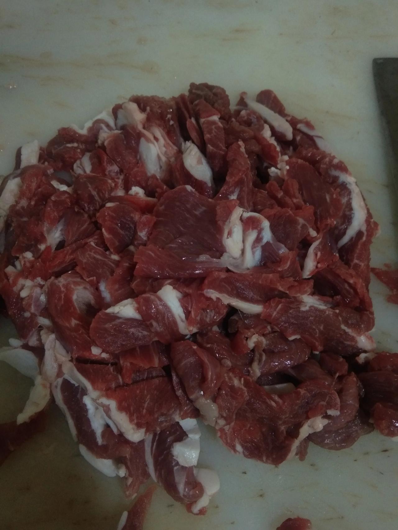 羊肉蒸饺，用的都是后腿肉自己剁的肉，吃着羊肉饺子有颗粒感，肉馅很充实。就放点葱花