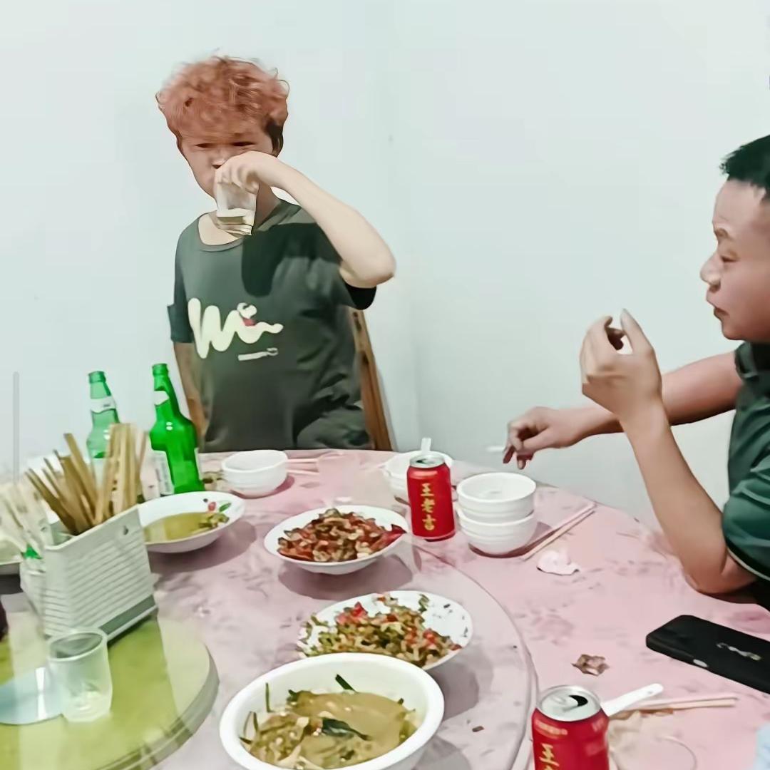 小马云”范小勤这小屁孩，又在大酒店里开喝了。周围全是大人在起哄，他倒好，直接当场