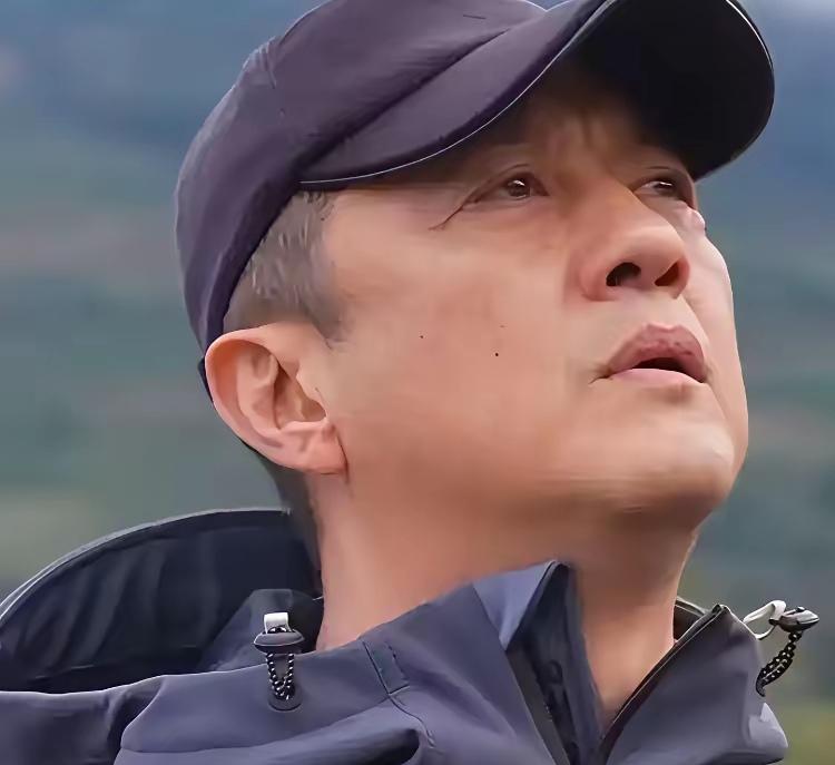李亚鹏又离婚了。
 
不是因为没钱，54岁的他照样能折腾茶叶生意；也不是年纪大，