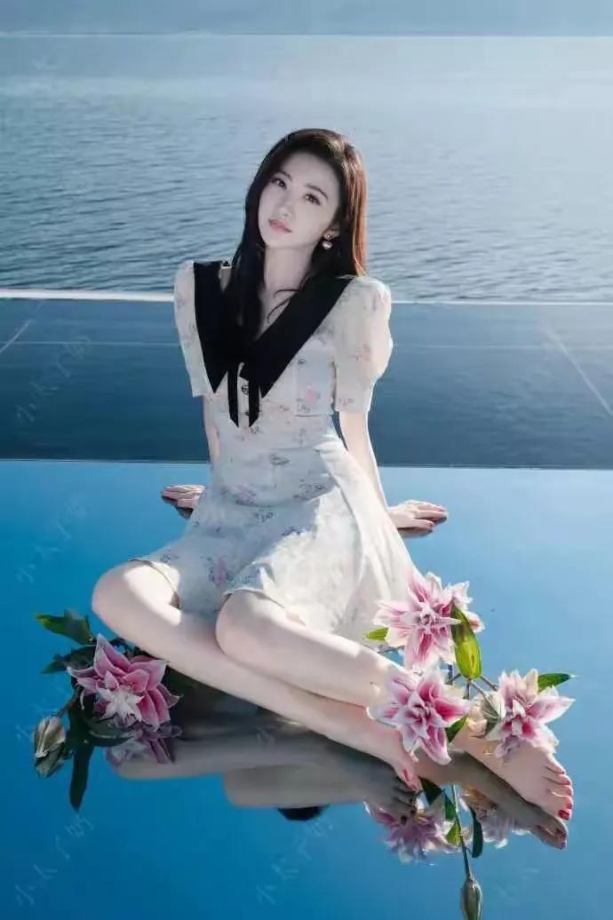 景甜的光脚写真，如同夏日清晨的露珠，晶莹剔透，散发着纯净无瑕的美。她的双足白嫩细