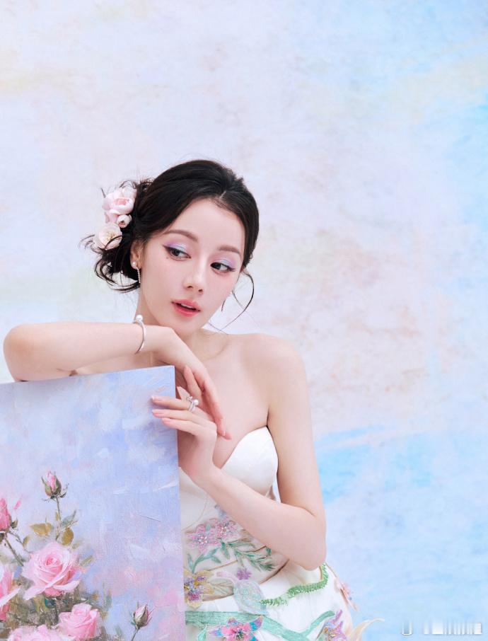 #迪丽热巴画报玫瑰美人##迪丽热巴花仙子妆# 当看到迪丽热巴的画报玫瑰美人造型，