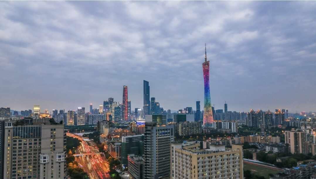 广州城市夜景：繁华与璀璨交织🌃
夜幕下的广州，广州塔闪耀着绚丽光彩，高楼林立间