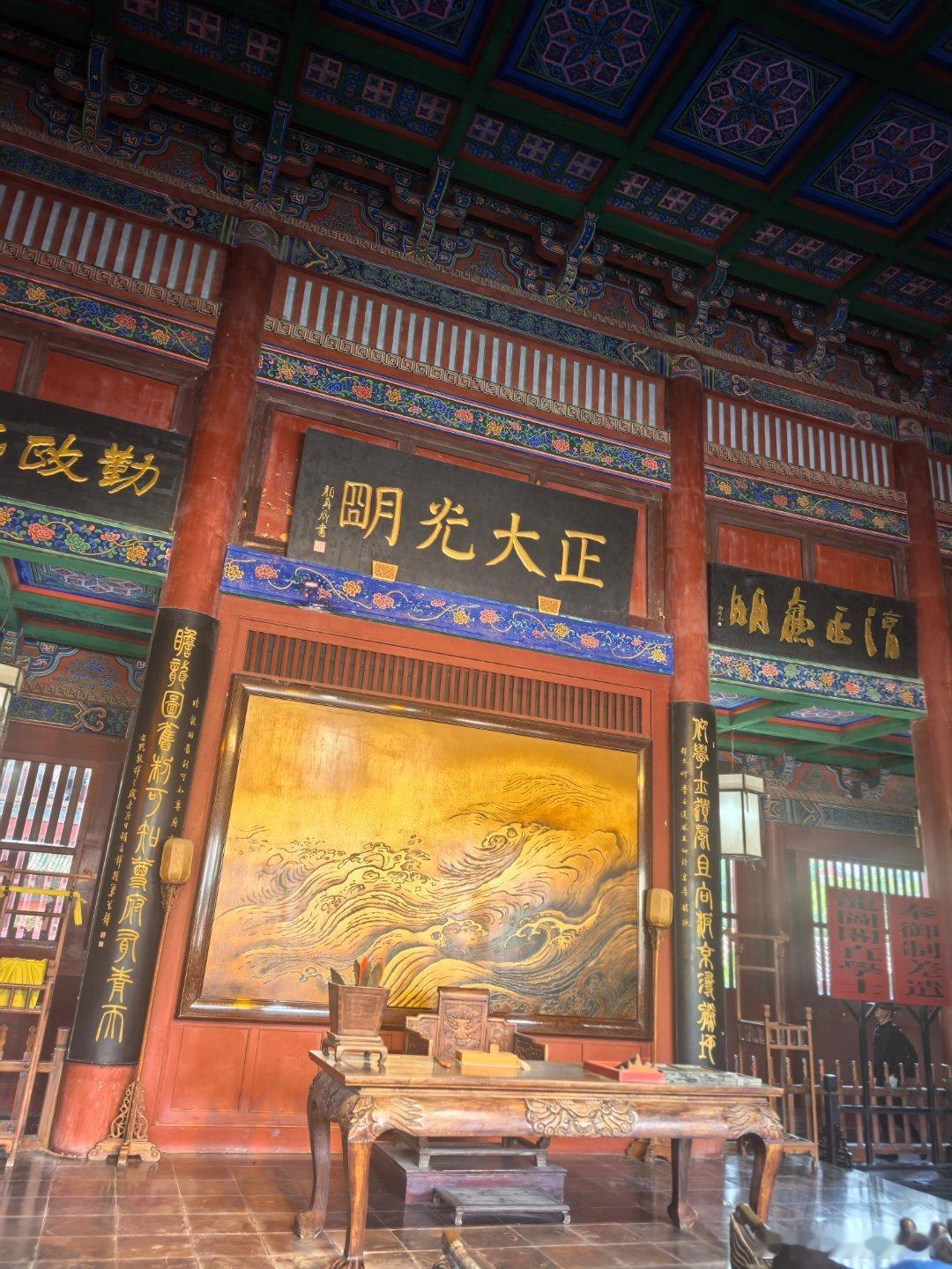 枫帅到此一游｜开封府正厅感怀踏入开封府正厅，目光即刻被高悬的“正大光明”匾额牢牢
