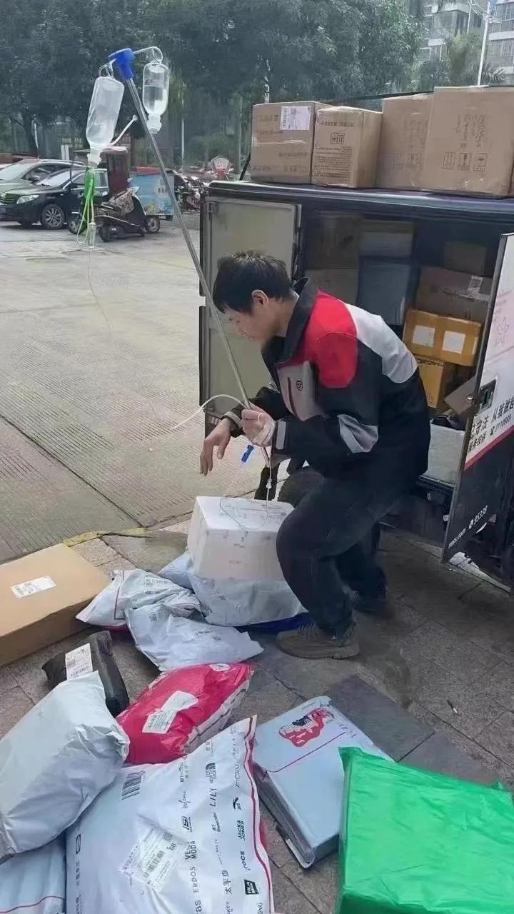 心酸还是泪目？
2024年的新春佳节还有五天时间，街头巷尾早已弥漫着浓厚的节日气
