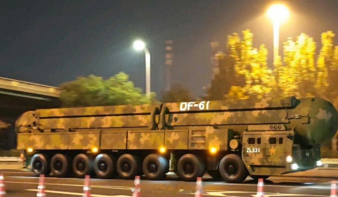 DF–61，听说射程超2万公里，真大国重器，使命必达！东风61阅兵 ​​​