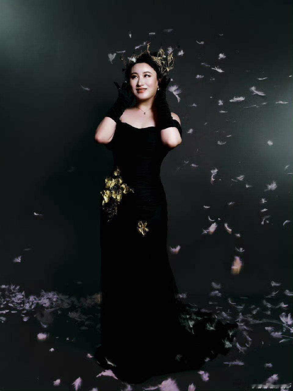 锤娜丽莎鎏金小烟熏眼妆 眼妆封神预定！鎏金细闪中和烟熏酷飒，添了妩媚灵动，上眼眼