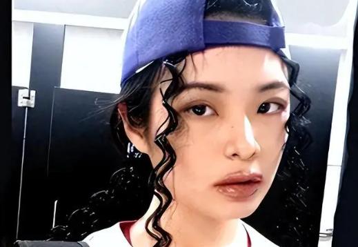 曾经叫嚣“无人敢动我”的“反华妖女”许可馨，如今终于栽了！逃了几年、狂了几年，以