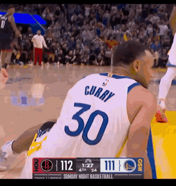 “小学生”不受待见，主场球迷都看不下去了。库里被干趴下却没有吹，回头给申京一个体