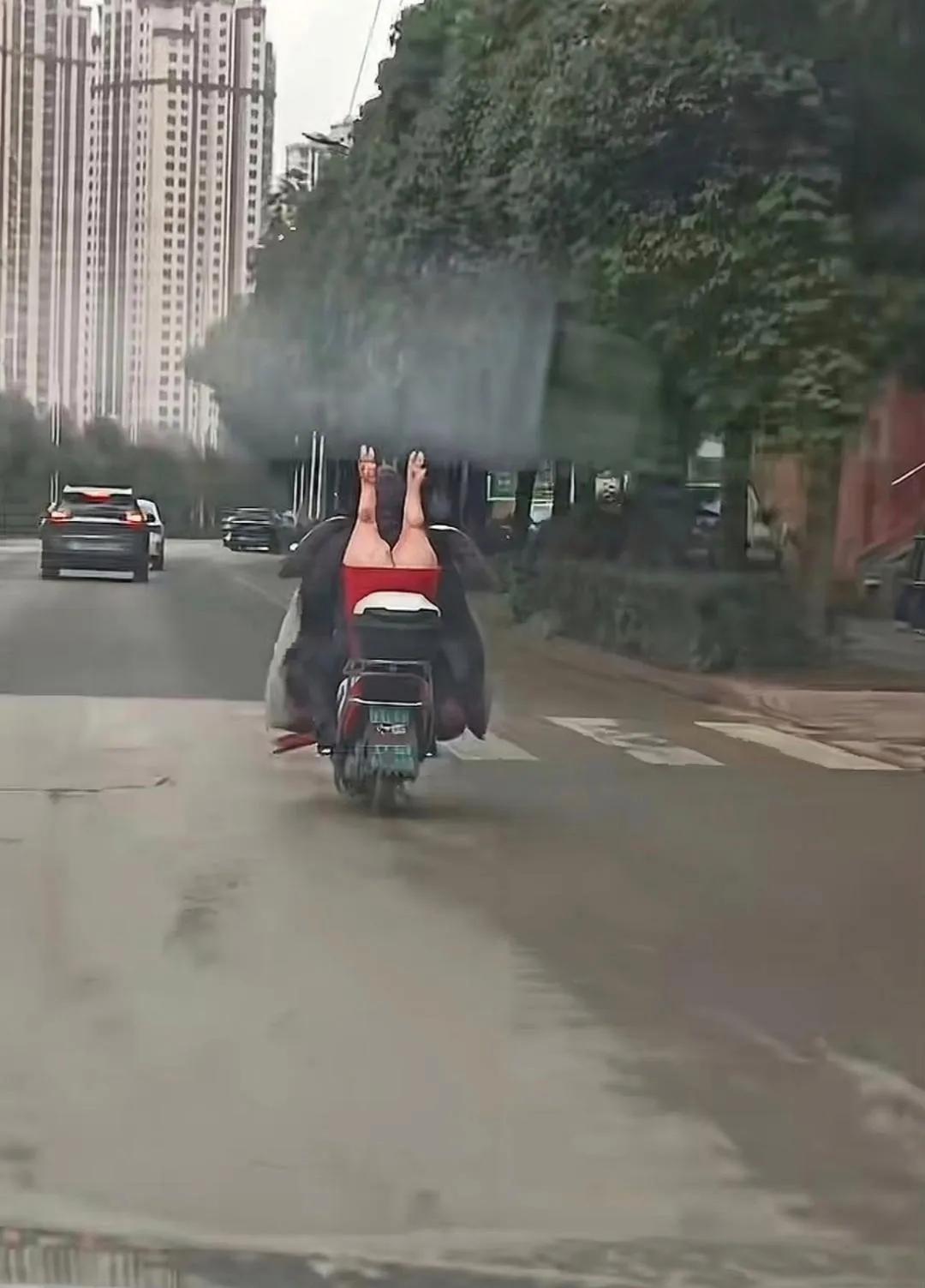 差点看成穿红裙子的美女了！[捂脸]