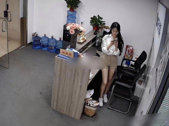 公司招了个新前台，本科学历长得漂亮，也不知道能坚持多久 ​​​