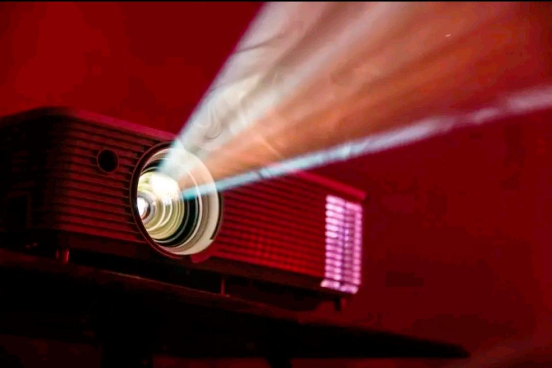 年轻人抛弃投影仪已成趋势，比弃电视更决绝！曾因“百寸自由”成爆款，如今彻底败给日