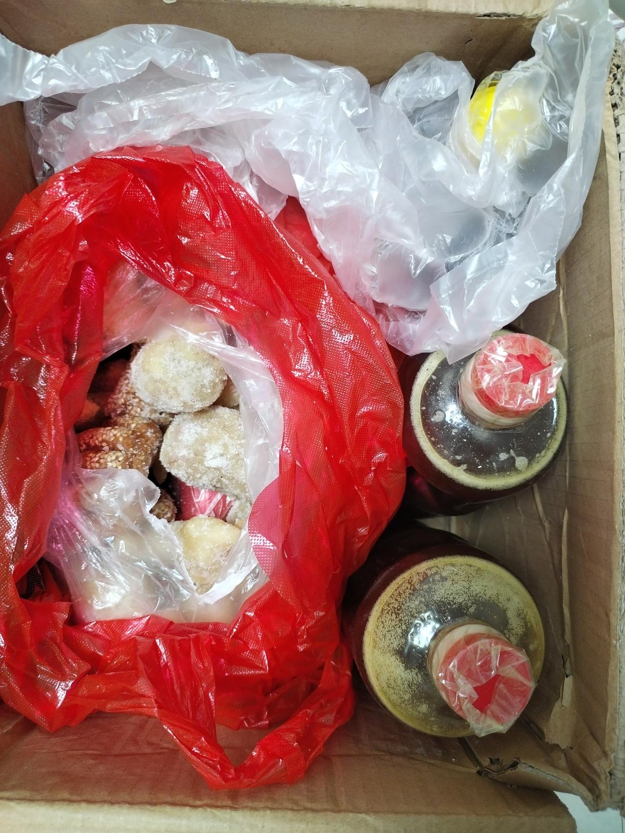 冬日生活打卡季山东老家里特产，纯芝麻香油，是我的妈妈自己在地里边种的芝麻，就亲自