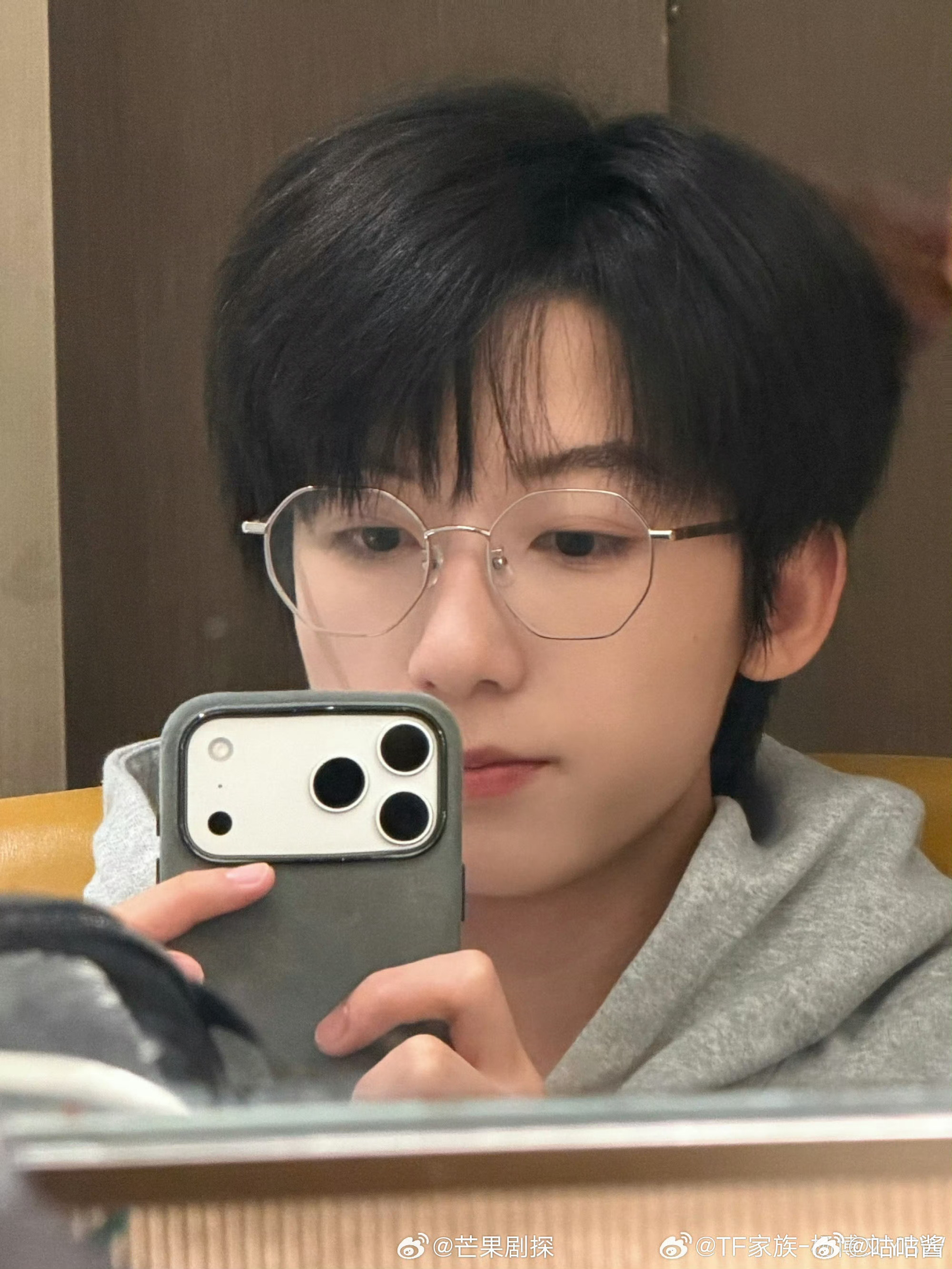 杨博文晒最近的三种形态杨博文收工后反而更精致反差感如此强烈，高强度工作还能保持精